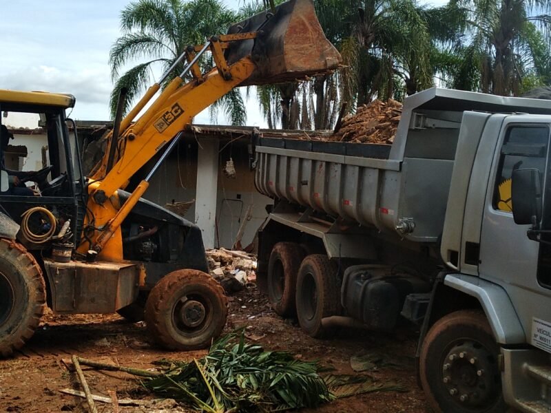 Locação de máquina e caminhão truck