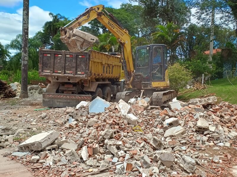 Realizamos demolições completas para residências e comércios