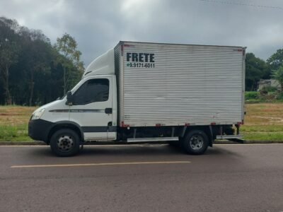 Caminhão baú fechado