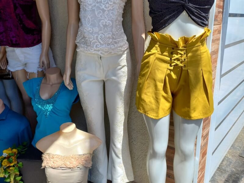 3000 Peças de roupas femininas masculinas e infantis para brechós