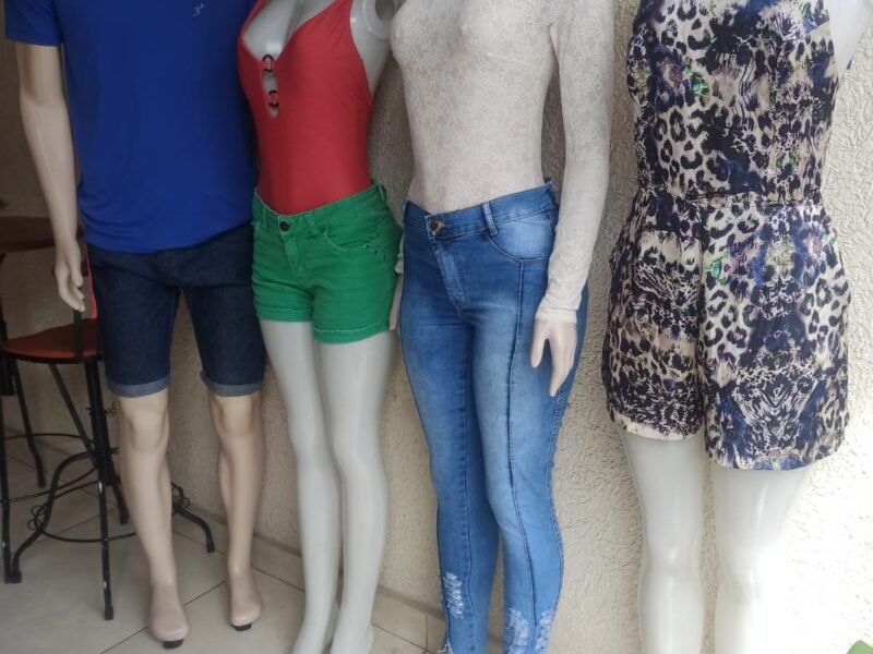 3000 Peças de roupas femininas masculinas e infantis para brechós