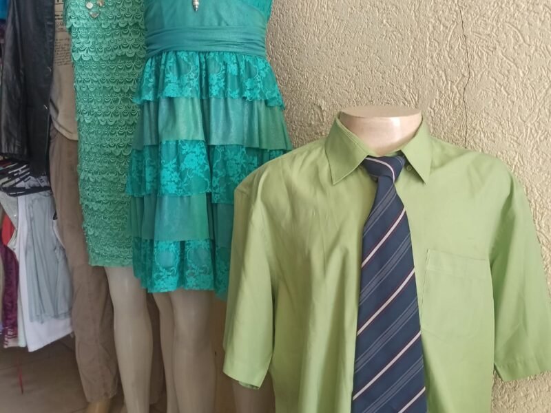 300 Peças femininas e masculinas para Brechós