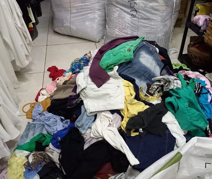 500 Peças de roupas infantis e feminina para brechós