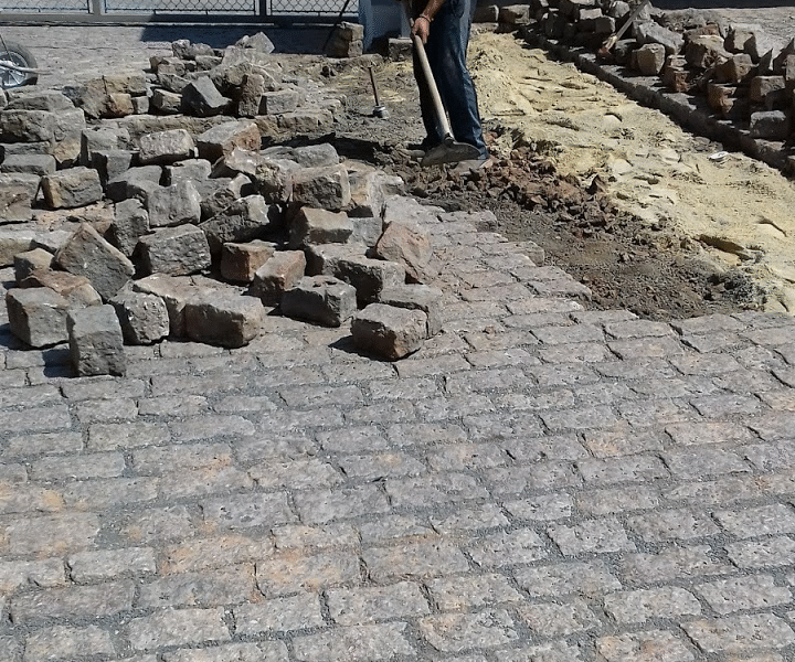 Paralelepipedos pedras folhetas guias calçamento pavimentação ruas