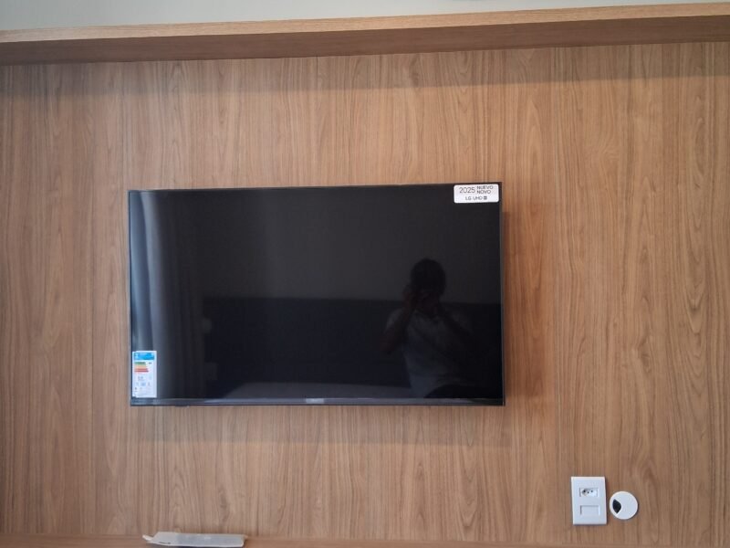 Instalações de televisão no suporte na parede ou painel