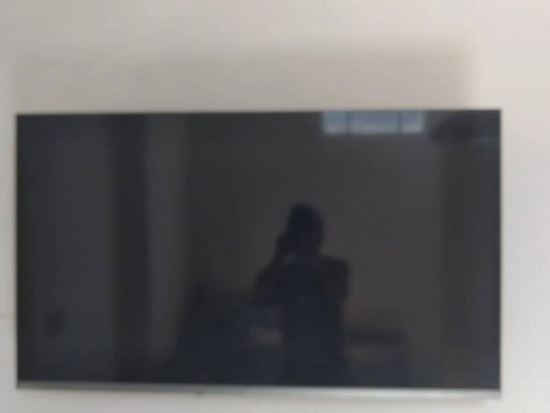 Instalações de televisão no suporte na parede ou painel