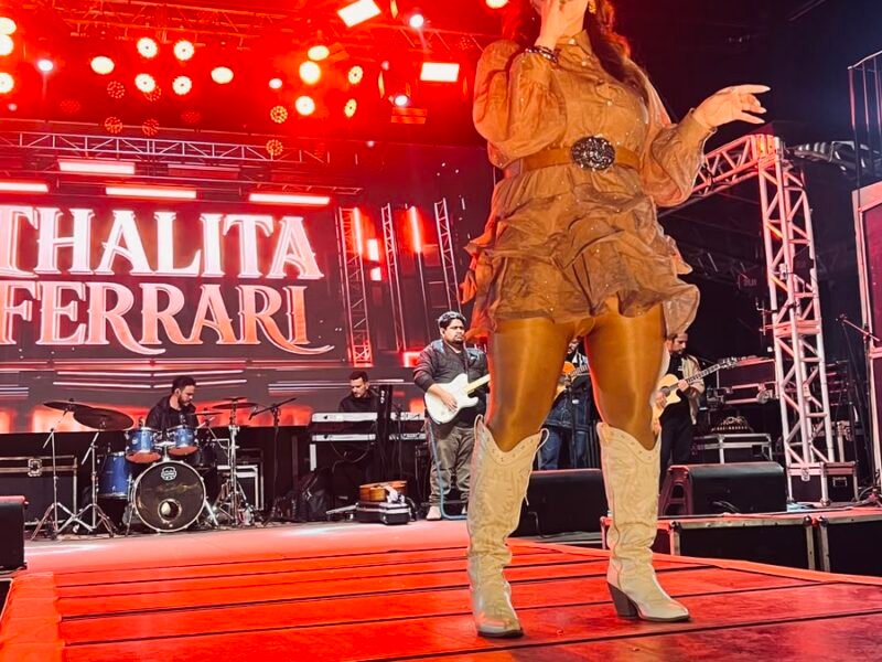 Cantora Sertaneja - Thalita Ferrari