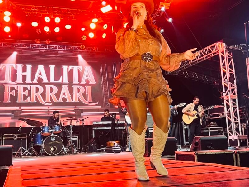 Cantora Sertaneja - Thalita Ferrari